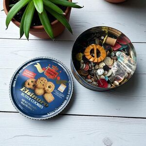 Vintage Button Collection – Sewing cookie Tin